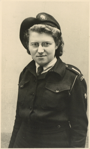 854820 Portret van Marie-Louise Jentjens (1919-2007) in uniform van het Commissariaat Noodvoorziening (C.N.V.) te ...